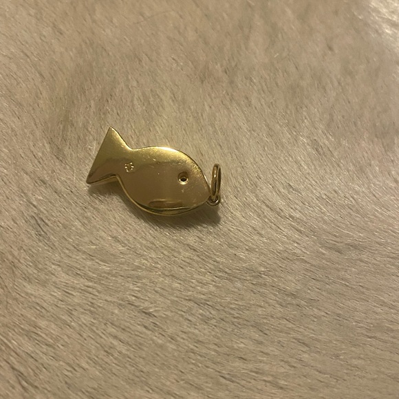 Asha mother of pearl and 14k gold vermeil fish pendant - Picture 3 of 7